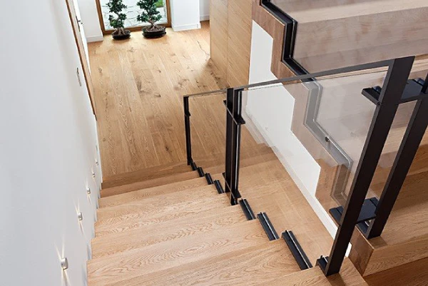 drewniane schody wewnętrzne ze szklaną balustradą