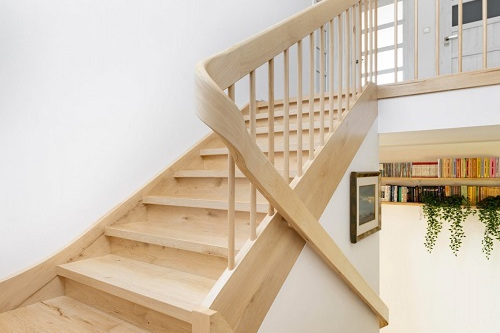 schody wewnętrzne z drewnianą balustradą