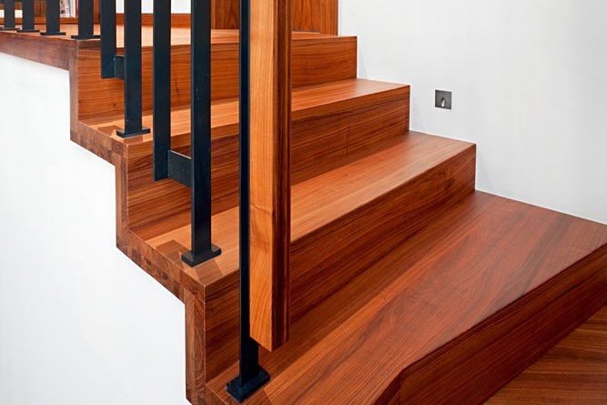 stopnie drewnianych schodów