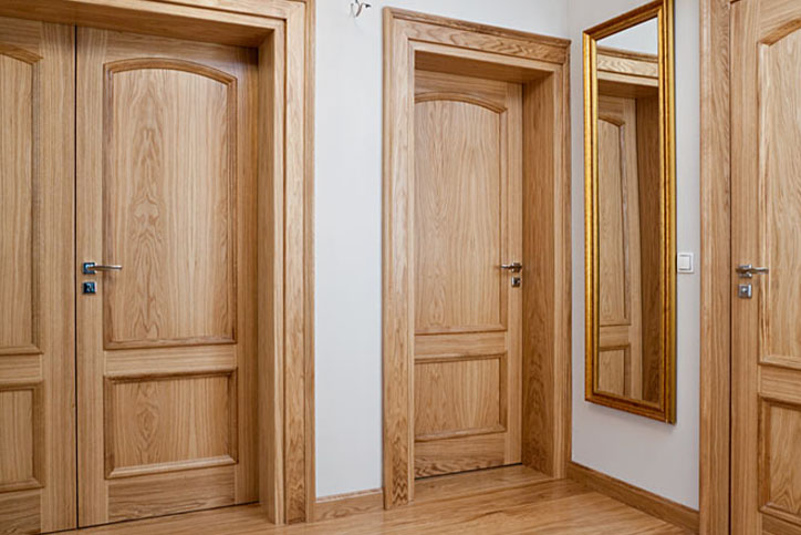 drzwi z drewna w korytarzu